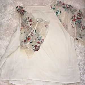 Umgee white blouse with lace flower sleeves